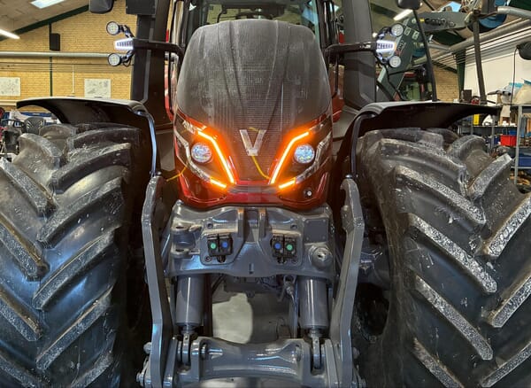 Umrüstsatz DRL-LED für Scheinwerfer, Begrenzungsleuchten, weiß oder gelb, „ AMP “-Stecker, geeignet für John Deere/Valtra