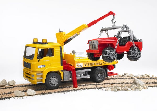 MAN TGA Abschlepp-LKW mit Geländewagen