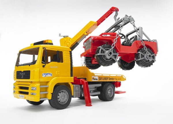 MAN TGA Abschlepp-LKW mit Geländewagen