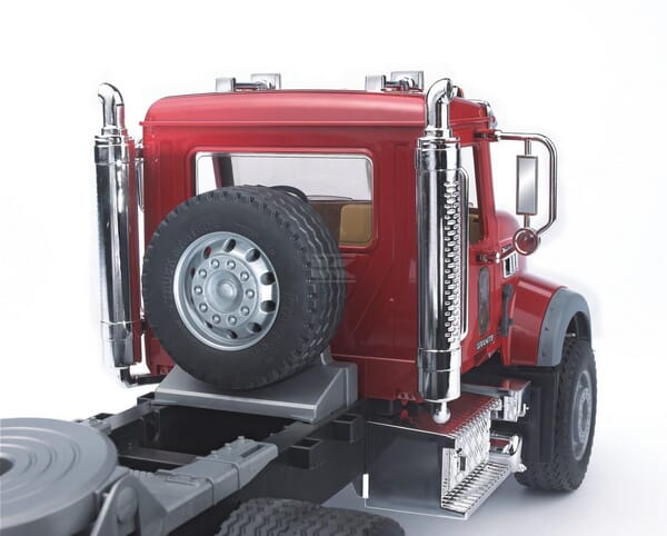 Mack Granite LKW mit Tieflader und JCB Baggerlader