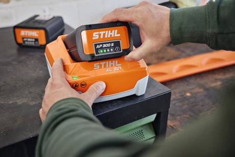 STIHL AL 301 Ladegerät
