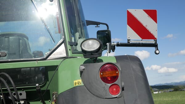 Überbreitenmarkierung mit dyn. Blinker inkl. Schwenkhalter für Heckanbaugeräte
