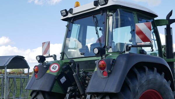 Überbreitenmarkierung mit dyn. Blinker inkl. Schwenkhalter für Heckanbaugeräte