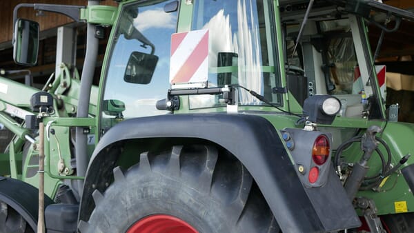 Überbreitenmarkierung mit dyn. Blinker inkl. Schwenkhalter für Heckanbaugeräte